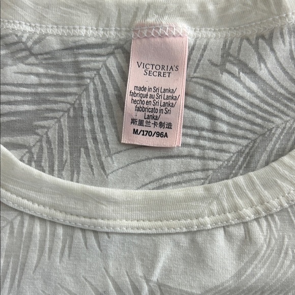 Victoria's Secret Gray and White Patterned Top - Picture 2 of 5